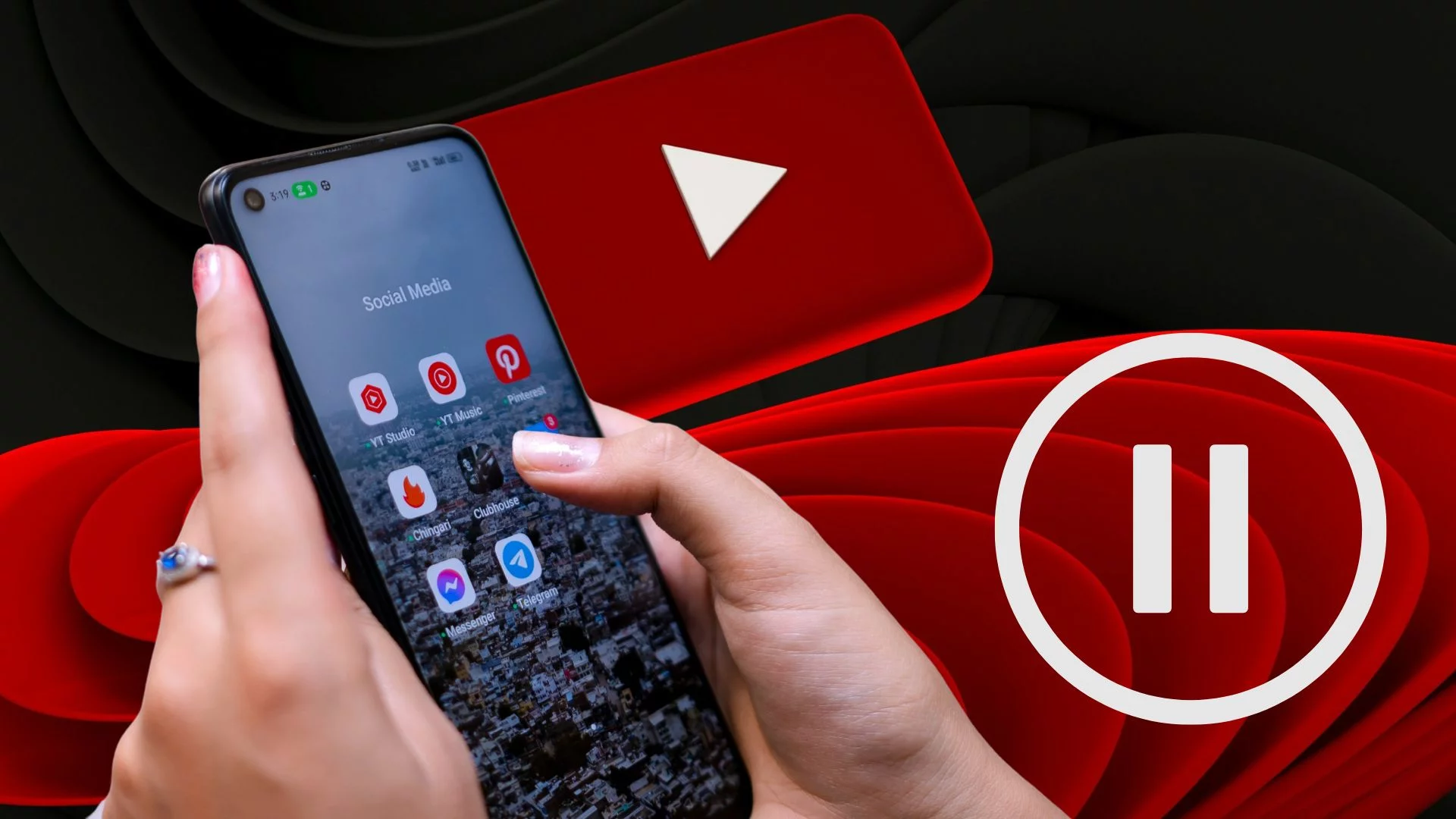 Kobieta odpala YT na smartfonie. Serwis zaczyna wdrazać opcje ustawiania limitów na Shorty.