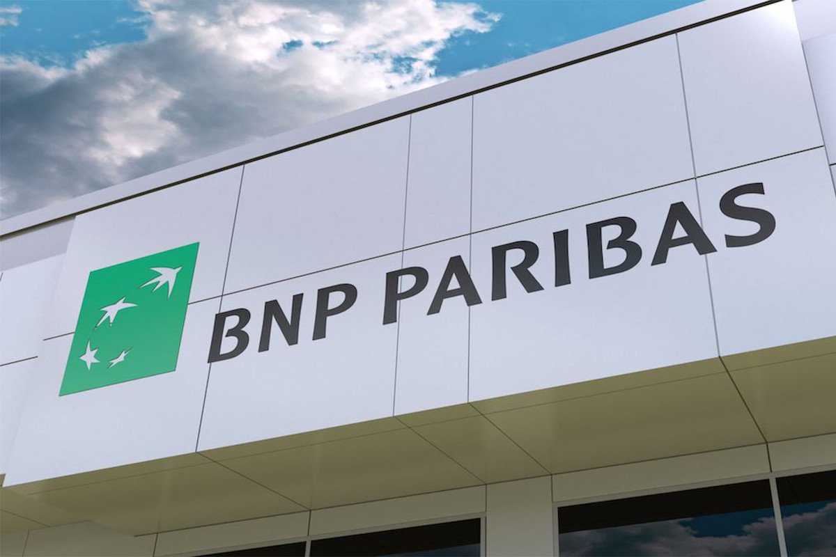 Париб. BNP Paribas building во Франции.