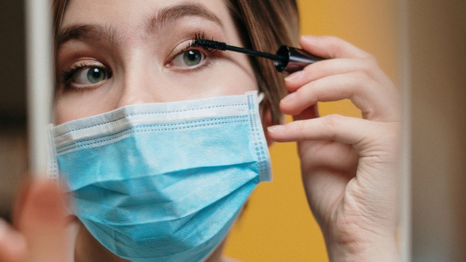 Nie dość, że pandemia uderzyła w mocno sfeminizowane branże, to kobiety (również te pracujące) znacznie częściej niż mężczyźni opiekowały się domem i dziećmi.
