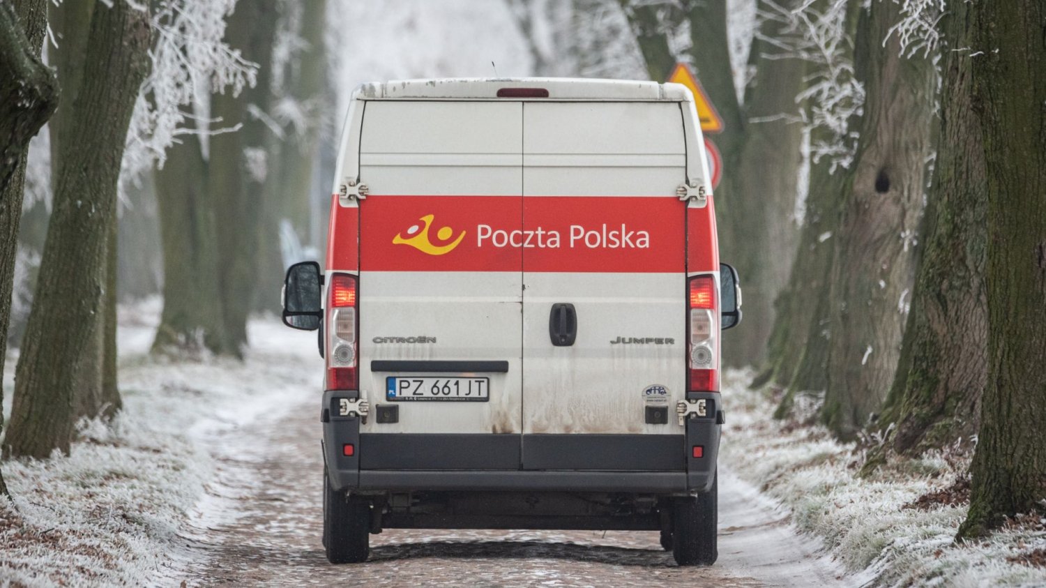 Poczta Polska wprowadza B2B dla kurierów. Związkowcy grzmią "stop". Samochód Poczty Polskej.