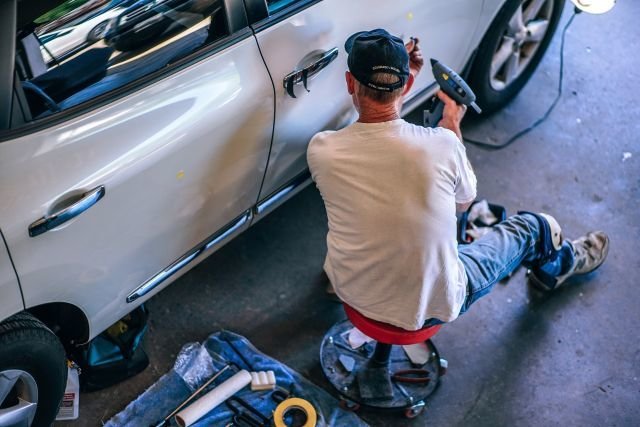 Naczelniczka, która upierała się przy mandacie dla mechanika, została zwolniona.