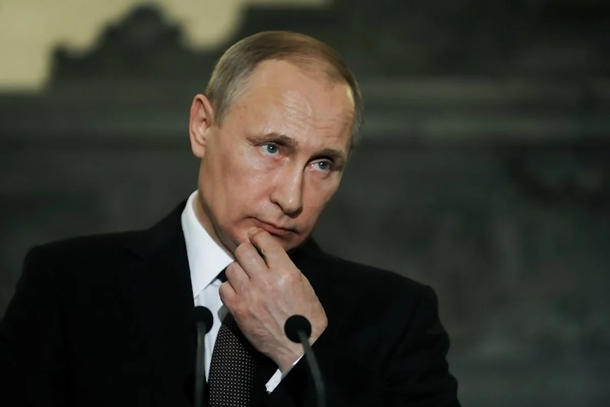 Władimir Putin, według oficjalnego oświadczenia majątkowego, zarabia 150 tys. dol. rocznie, a jego majątek to działka i mały dom. Swój majątek sprytnie ukrywa.