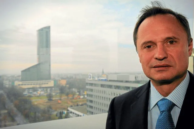 Kiedy banki Leszka Czarneckiego wpadły w kłopoty, ktoś zdecydował się wyciągnąć do niego pomocną rękę - ale nie za darmo