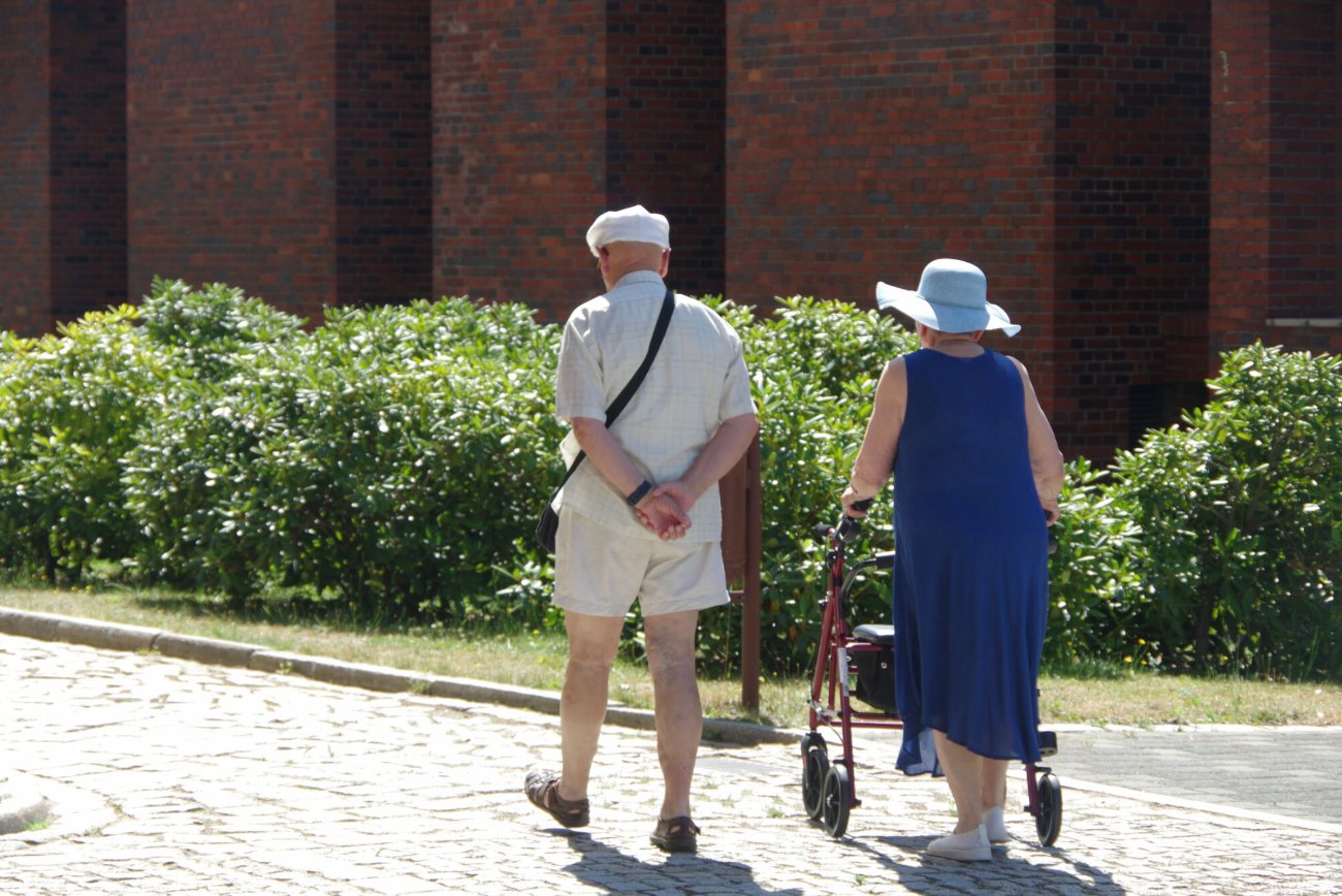 Emeryci na spacerze