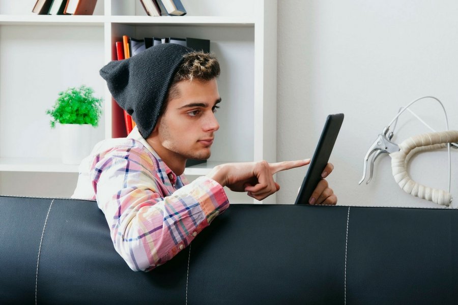 To stres i poczucie braku doświadczenia powstrzymują młodych ludzi przed podjęciem pierwszej pracy.