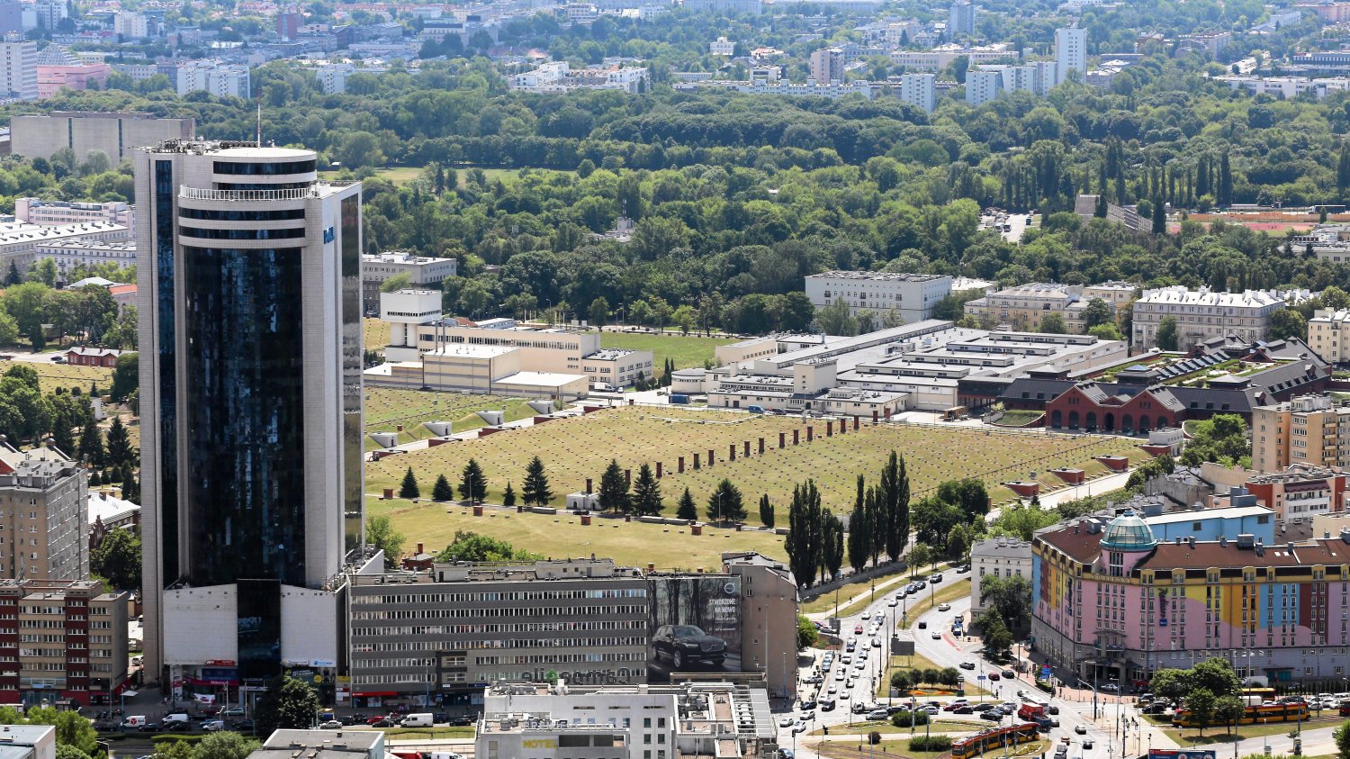 Wieżowiec Millenium Plaza, w którym urzęduje polski oddział Dell. Kontrolerzy UOKiK-u przeszukali Dell i Dell EMC, sprawdzając, czy firma nie zawarła z partnerami handlowymi niedozwolonego układu wertykalnego, który uderza w gwarantowaną prawem konkurency