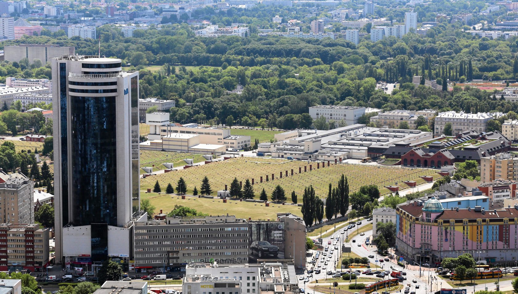 Wieżowiec Millenium Plaza, w którym urzęduje polski oddział Dell. Kontrolerzy UOKiK-u przeszukali Dell i Dell EMC, sprawdzając, czy firma nie zawarła z partnerami handlowymi niedozwolonego układu wertykalnego, który uderza w gwarantowaną prawem konkurency