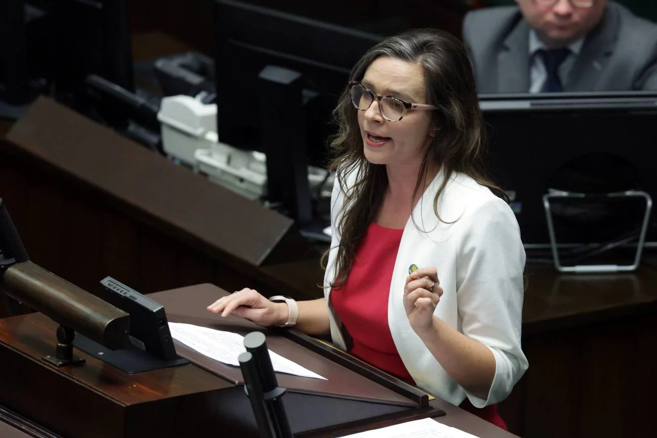 Posłanka Jachira wyjaśnia w naTemat, kto blokuje zniesienie zakazu handlu w niedzielę. Posłanka Klaudia Jachira na mównicy sejmowej.
