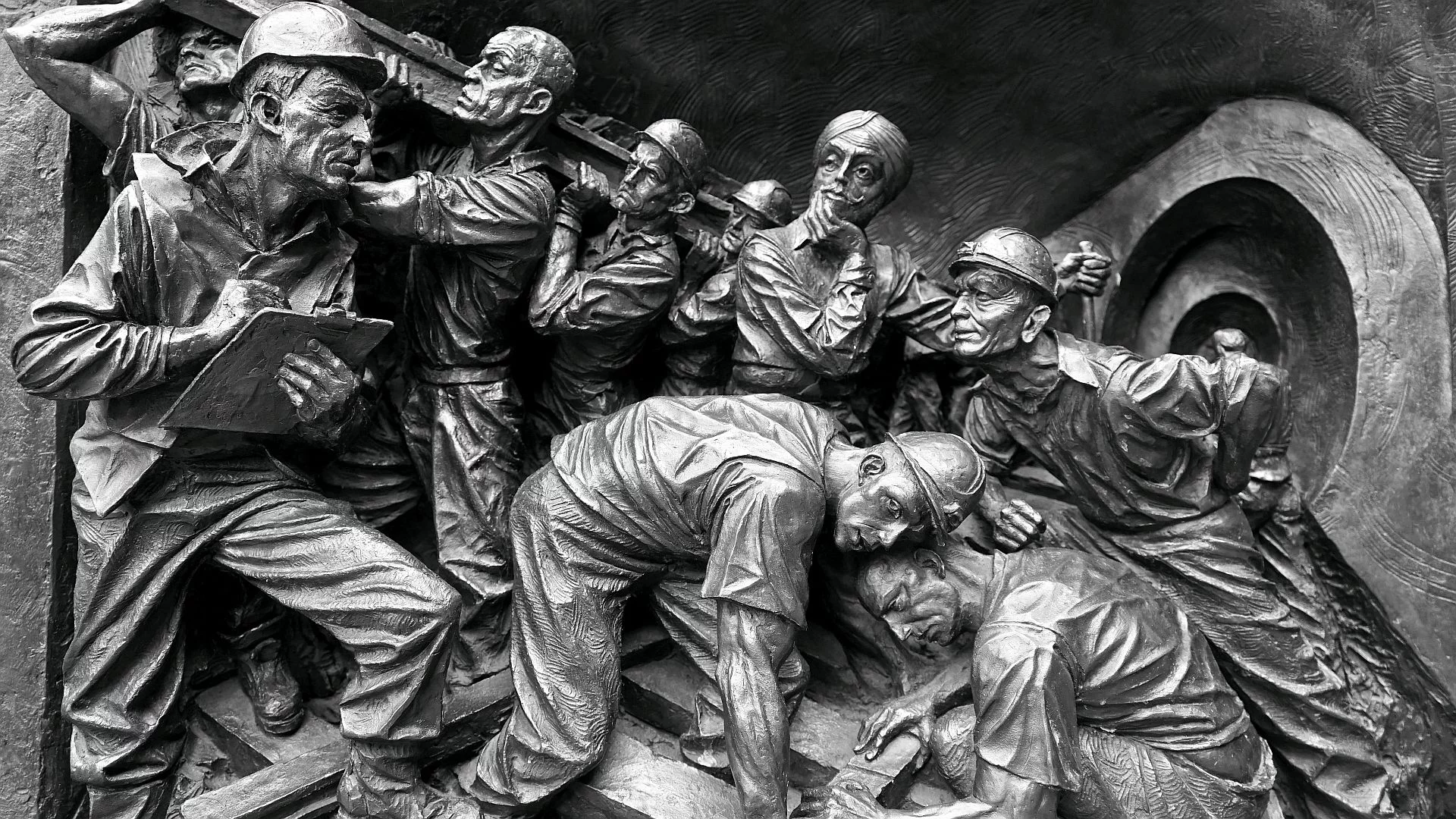 Górnicy domagają się bezkarności. Bo "tradycja" płaskorzeźba pokazująca pracę górników