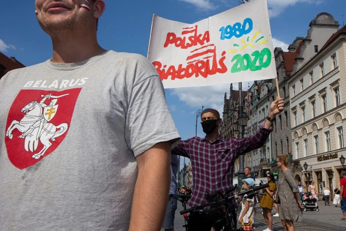 Polacy solidaryzujący się z strajkującymi Białorusinami.