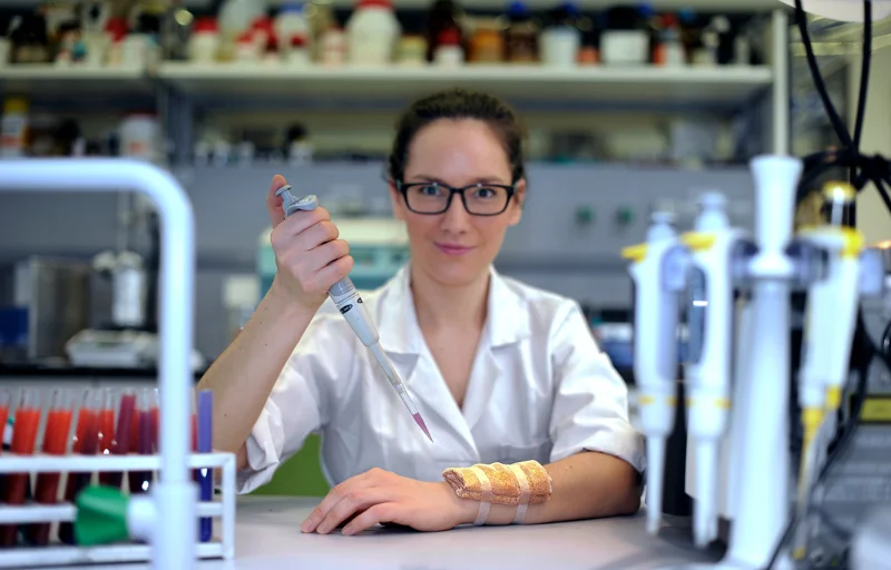 Antybakteryjny opatrunek z nanokompozytami złota prezentuje dr Katarzyna Wybrańska z Instytutu Chemii Fizycznej PAN