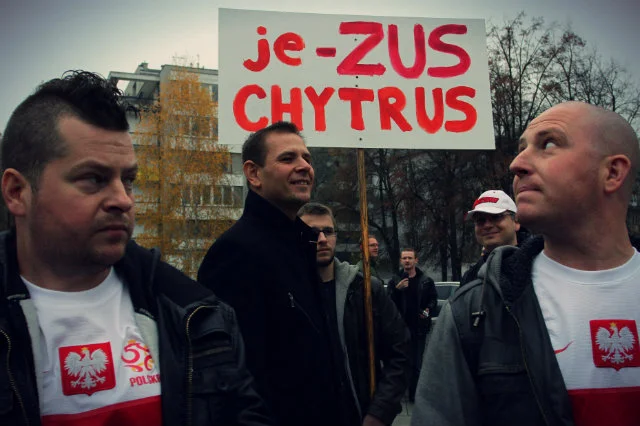 Możliwe, że gdyby nasze pokolenie, te kilkanaście lat temu, przeczytało w kwietniowym magazynie hasło „Ucz się, ucz, bo nauka to do ZUS klucz”, nie mielibyśmy problemu z nadmiernie wyedukowanym społeczeństwem