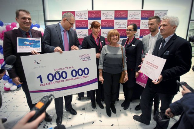 Szacunki ekspertów mówią o tym, że aby budowa portu lotniczego miała ekonomiczne uzasadnienie, musi obsługiwać w granicach 1-1,5 mln osób rocznie. Pierwszy milion udało się osiągnąć po 4 latach funkcjonowania