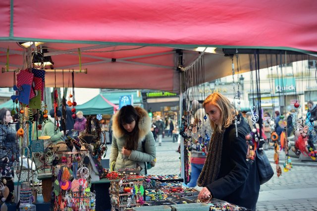 Według danych Deloitte Polska to jedyny kraj w Europie, w którym jednocześnie wzrośnie sprzedaż tradycyjna i internetowa.