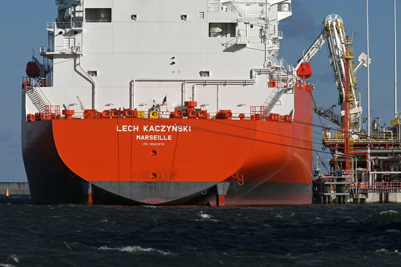 Gazowiec "Lech Kaczyński" pływa pod francuską banderą, bo należy do francuskiej spółki.