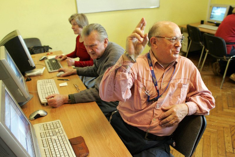 9 mln dorosłych Polaków jest wykluczonych cyfrowo. Nie umieją korzystać z podstawowych narzędzi w internecie.