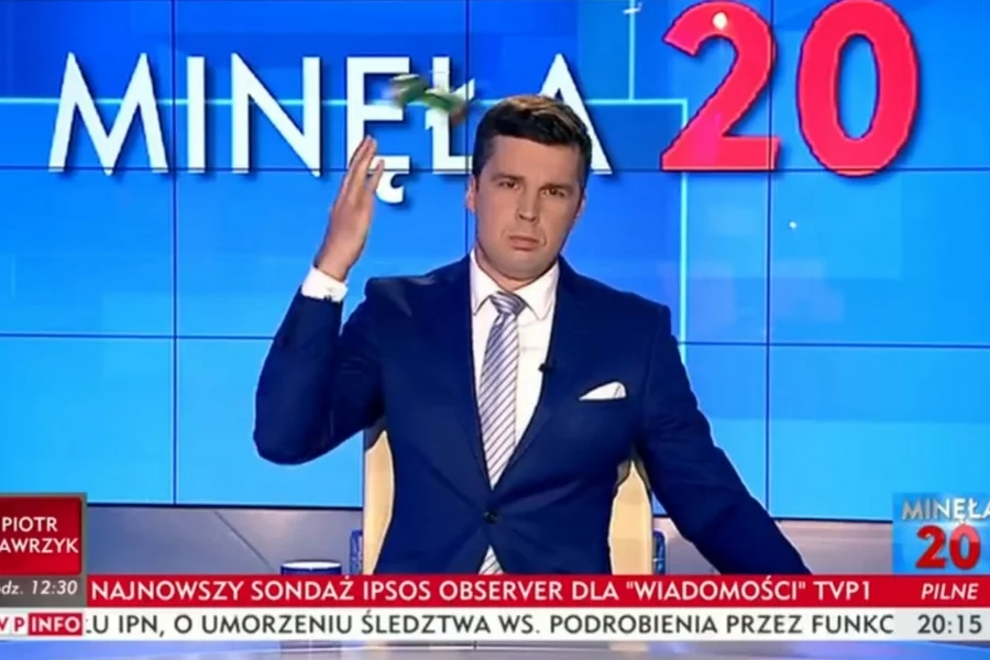 Dziennikarz TVP na wizji wylał i wyrzucił puszkę produkowanego przez Maspex napoju.