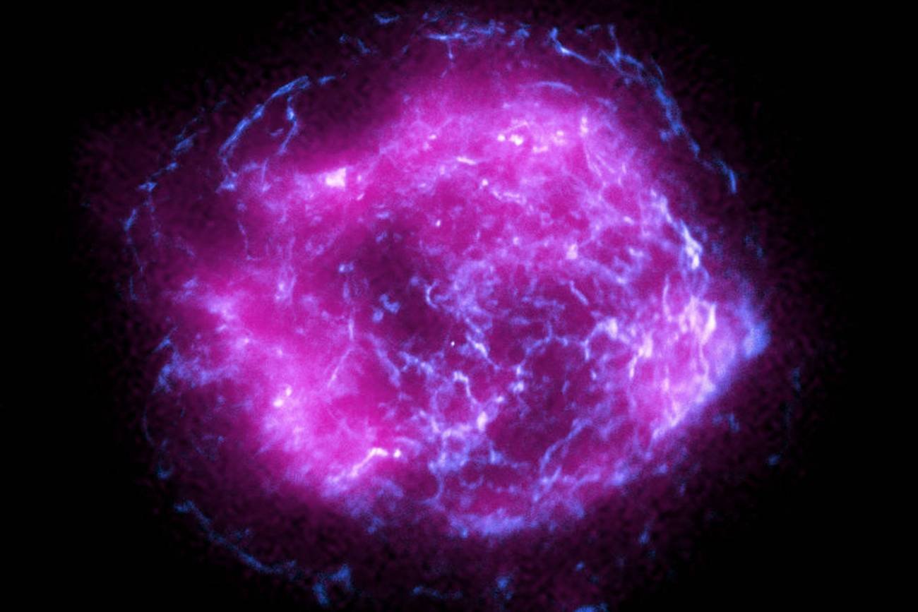Obraz Cassiopei A łączy dane zebrane przez NASA Imaging X-ray Polarimetry Explorer (w kolorze magenta) z danymi rentgenowskimi z Obserwatorium Rentgenowskiego Chandra (w kolorze niebieskim).