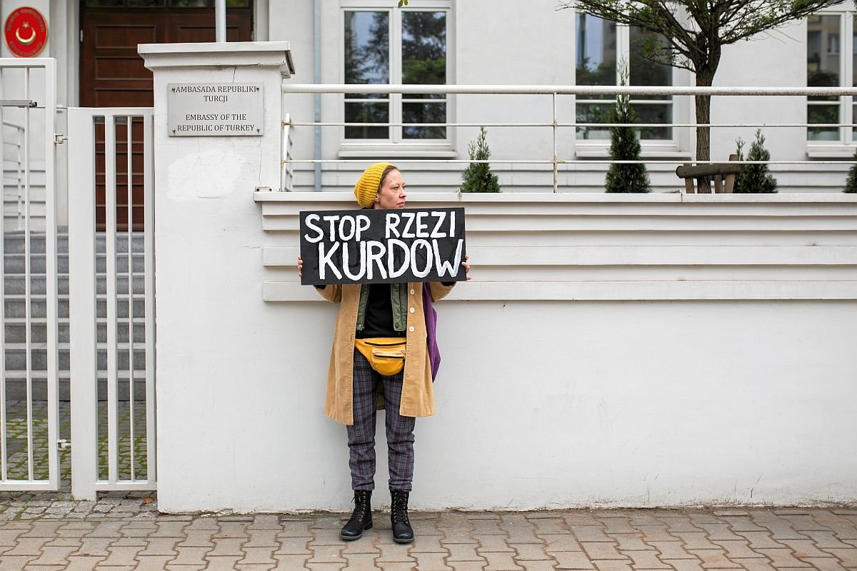 Ula Kitlasz podczas samotnego protestu pod turecką ambasadą przeciw rzezi Kurdów prowadzonej przez wojska tureckie na terenie Syrii.