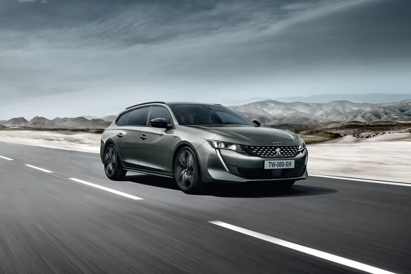 Peugeot 508 w wersji 508 SW sprawdzi się zarówno w roli pojazdu firmowego, jak i praktycznej maszyny zdolnej zmieścić na pokładzie 5-osobową rodzinę wraz z pokaźnym bagażem