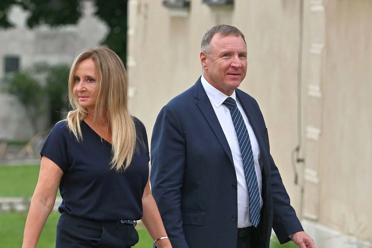 Jacek Kurski nie daje o sobie zapomnieć. W lipcu wraz z małżonką pojawił się na "miesięcznicy pogrzebu Lecha Kaczyńskiego na Wawelu"