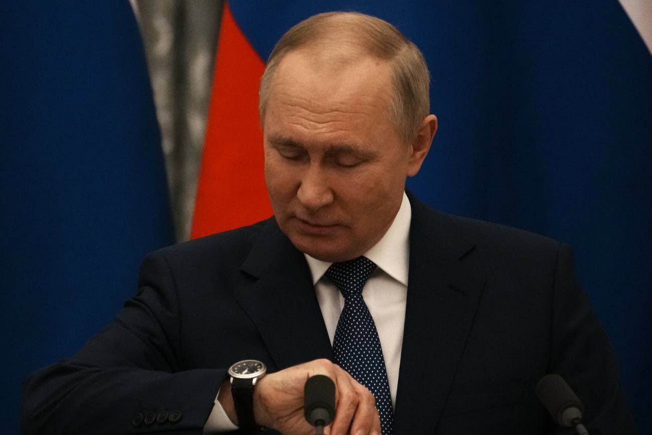 Putin patrzy na zegarek.