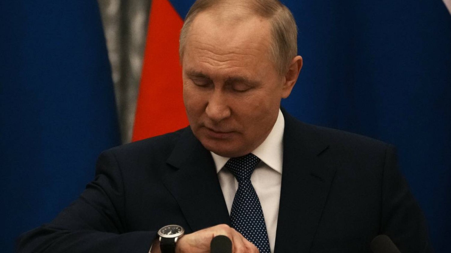 Putin patrzy na zegarek.