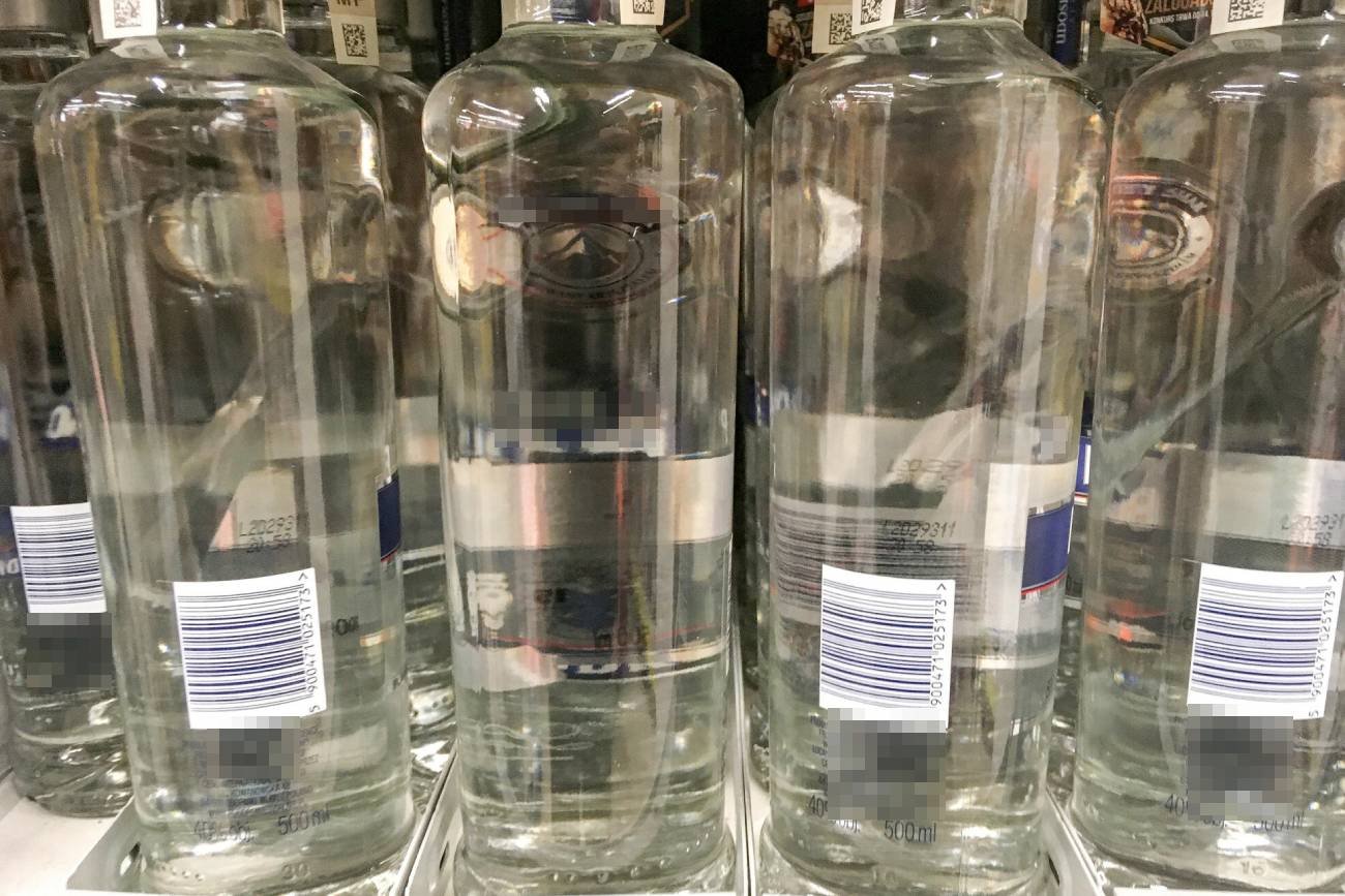 Butelki wódki na sklepowej półce