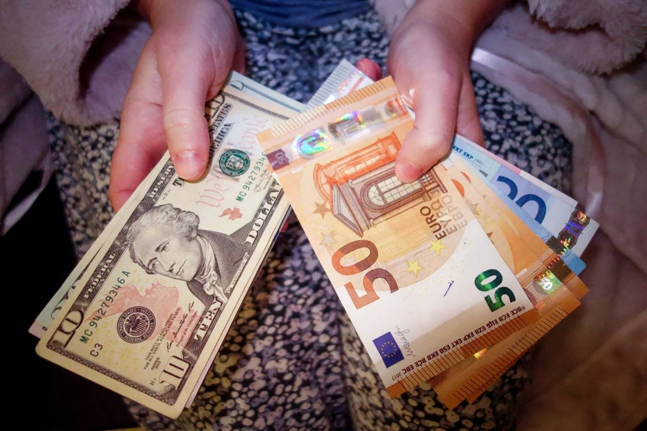 Ile kosztuje dolar, euro, frank i funt?