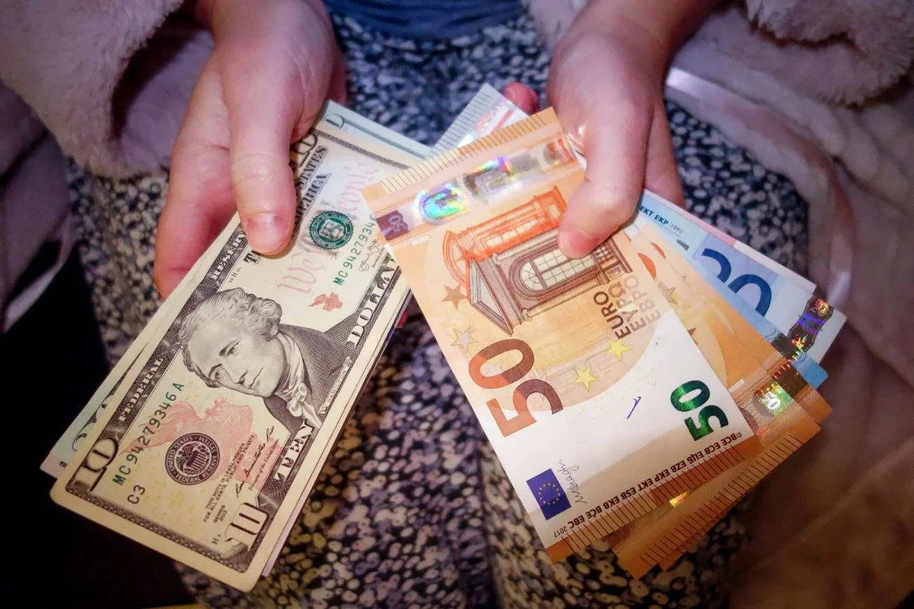Ile kosztuje dolar, euro, frank i funt?