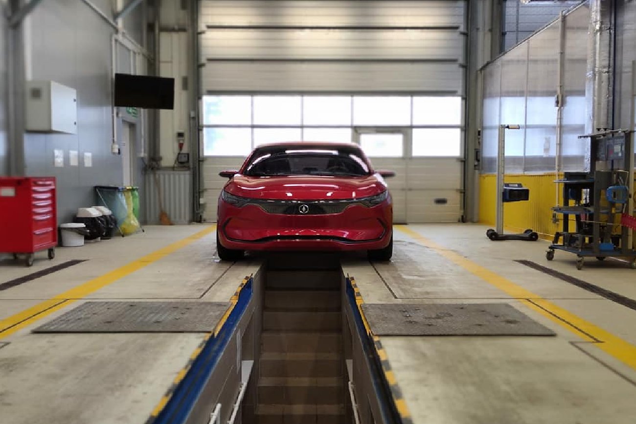 polski samochód elektryczny stoi na kanale u mechanika