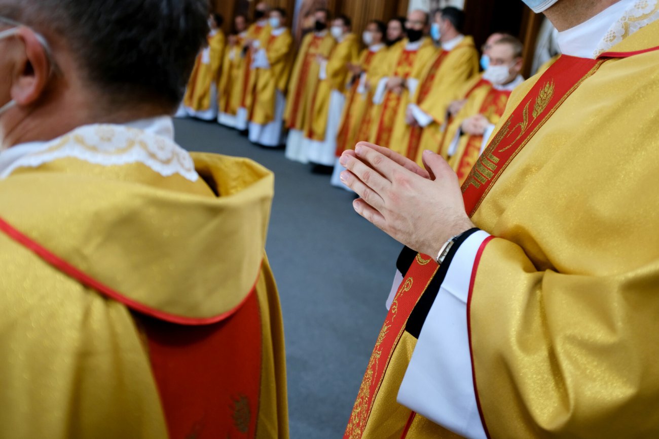 księża stojący obok siebie podczas mszy