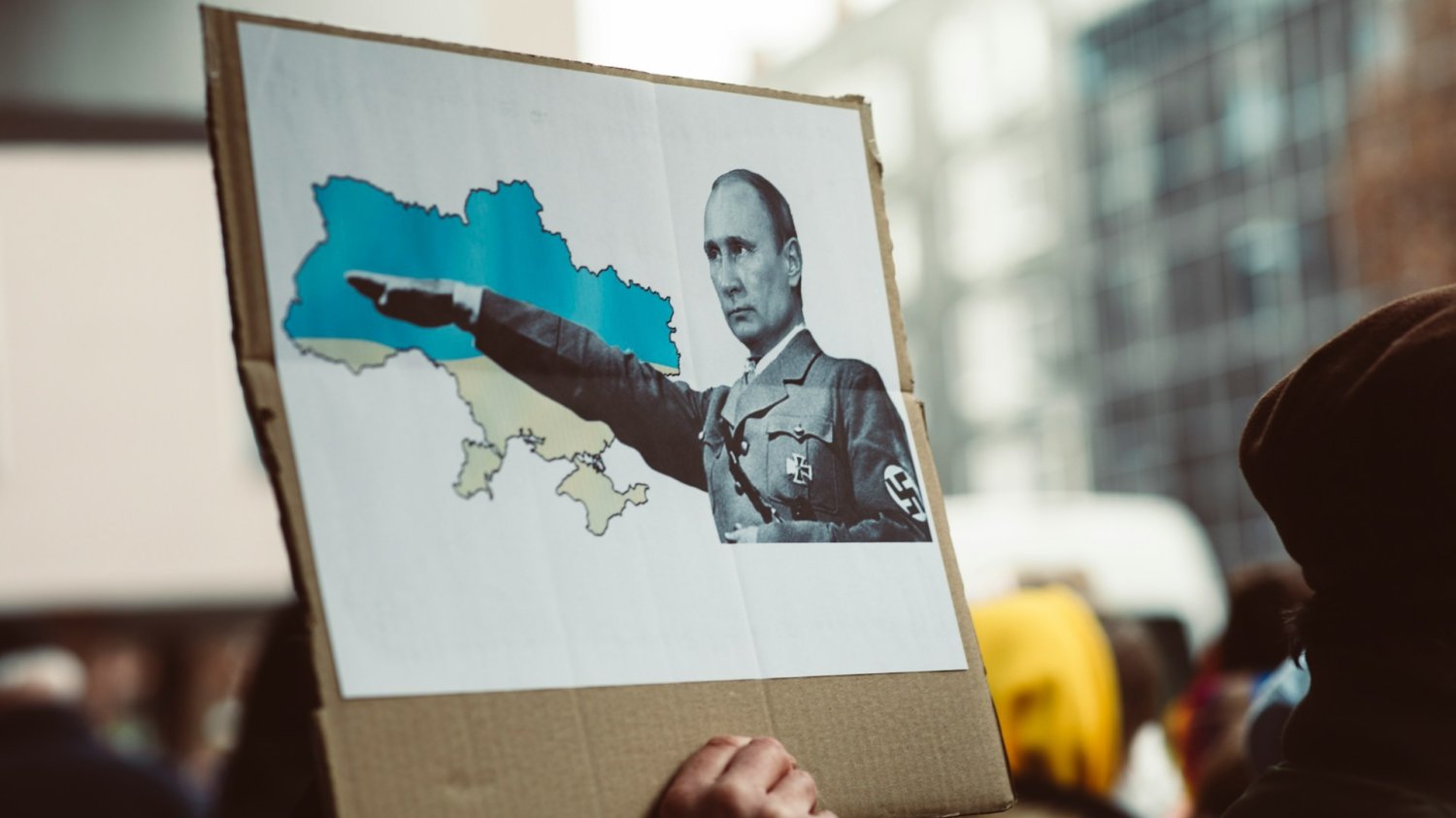 "Pozdrowienia z Moskwy"? Prasa: Putin prowokuje Niemcy dronami. Transparent przedstawiający Putina z nazistowską opaską na ramieniu. Drony nad Niemcami, prasa: Putin rozpoczął wojnę cieni.