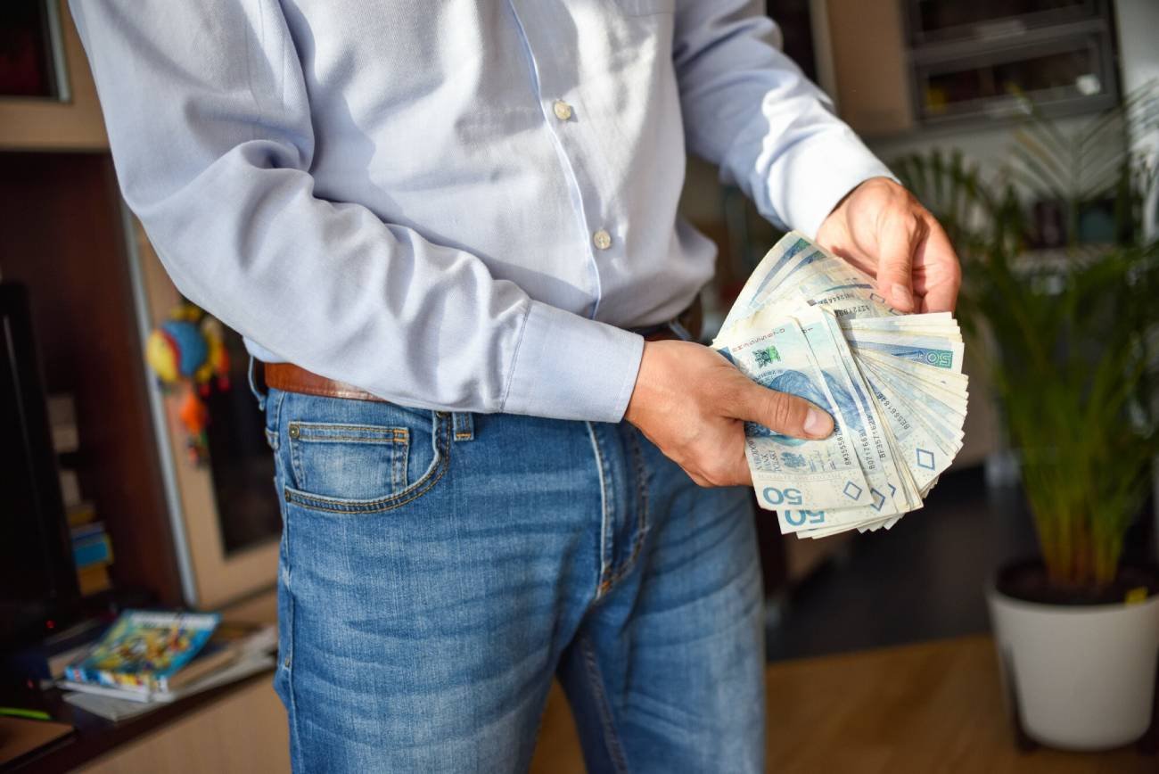 Mężczyzna trzymający pieniądze.