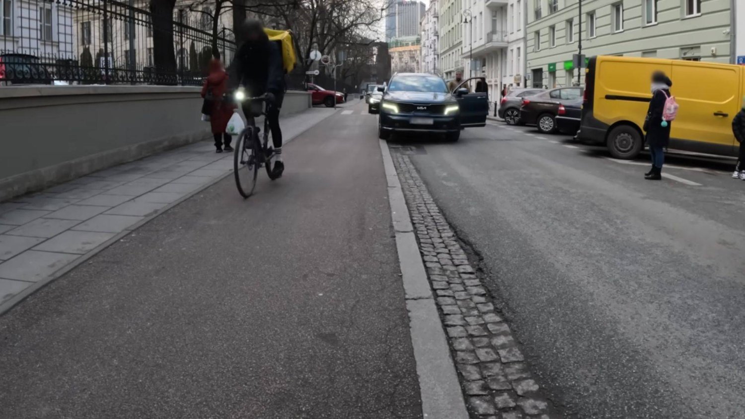 Zapchana ul. Noakowskiego. YouTuber-aktywista robi z niej przykład problemu z parkowaniem w Polsce.