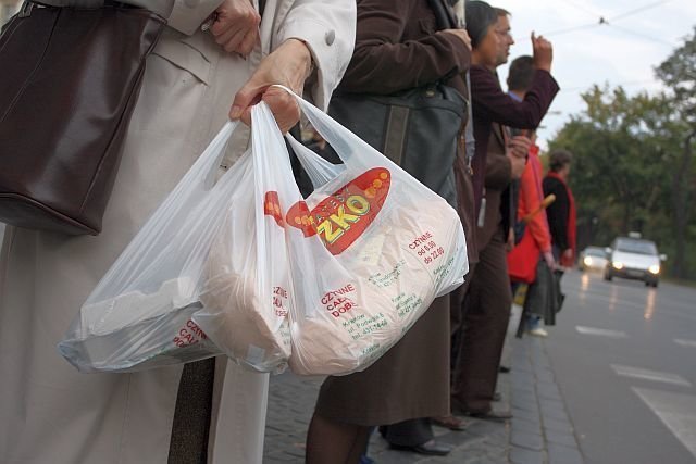 Sklepy miały płacić opłatę recyklingową za foliówki o grubości do 50 mikrometrów. Wycofały je więc z oferty i sprzedają nam minimalnie grubsze - bez żadnych opłat do budżetu