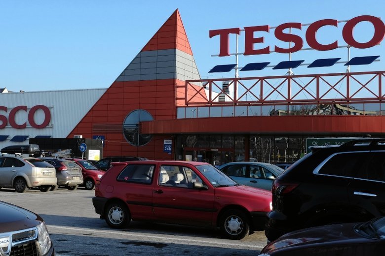 Tesco ma rozważać sprzedaż polskich, nierentownych sklepów, jak donosi serwis Bloomberg.