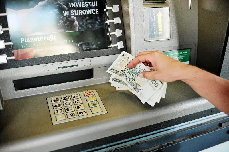 Płacenie gotówką pozwala zaoszczędzić od 15 do 20 proc.