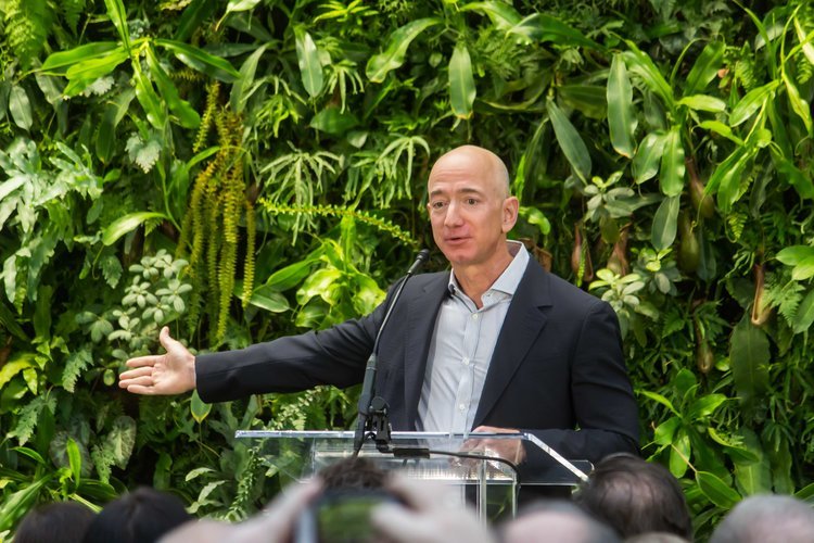 Jeff Bezos, szef Amazona i jeden z najbogatszych ludzi świata, padł w 2018 roku ofiarą ataku. Teraz ujawniono wyniki śledztwa w tej sprawie.