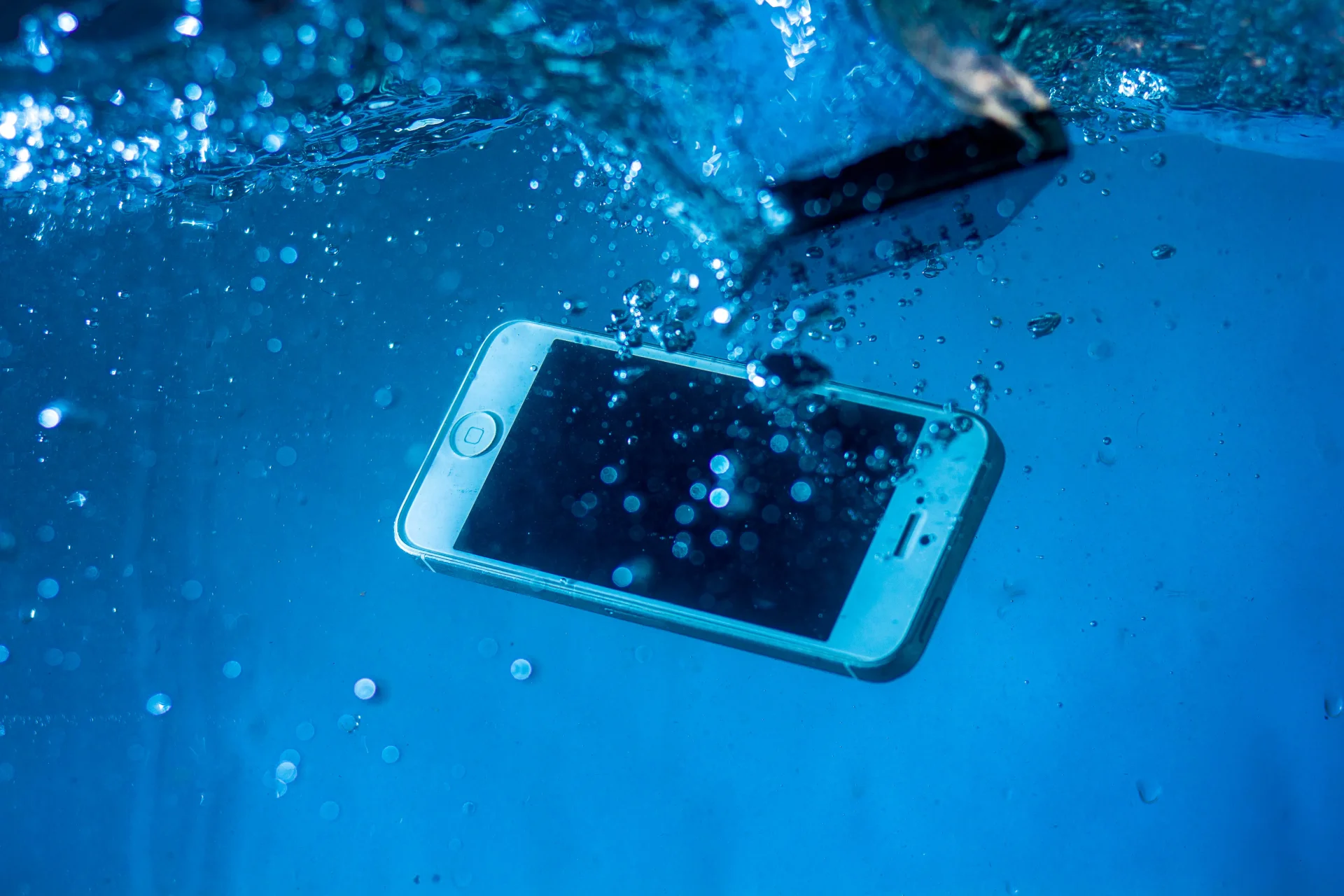 Zalany telefon - jak samemu i za darmo odzyskać dane z zamoczonego smartfona