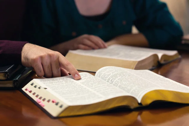 34-letni mężczyzna został zwolniony z pracy, bo nie chciał uczestniczyć w cotygodniowym czytaniu Biblii.