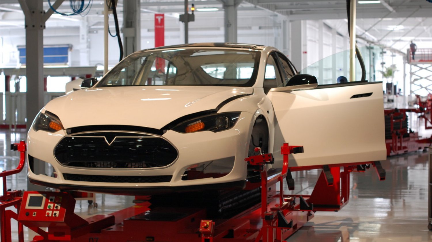 Tesla wstrzymuje produkcje przez koronawirusa z Chin