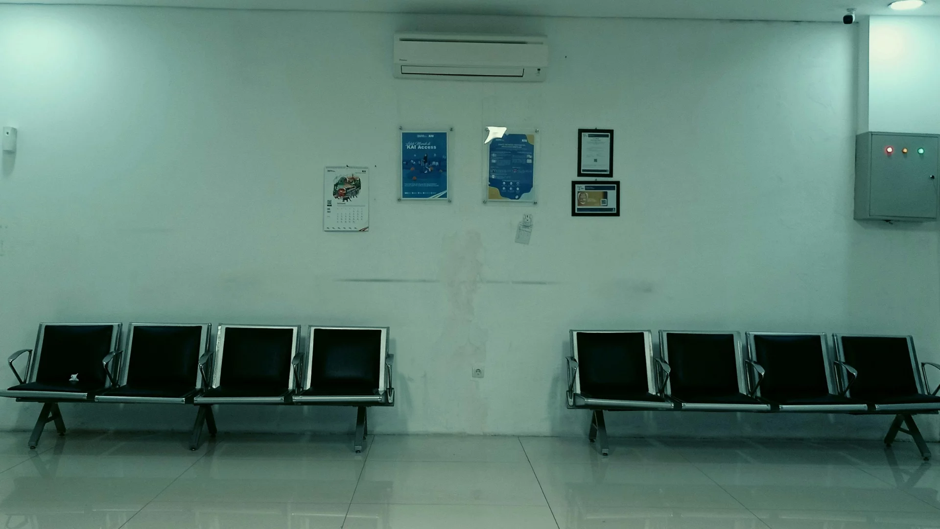 Zamiast kolejki w urzędzie telefon. Zmiany w polskich usługach. Puste krzesła w poczekalni. Zmiany w polskich e-usługach.