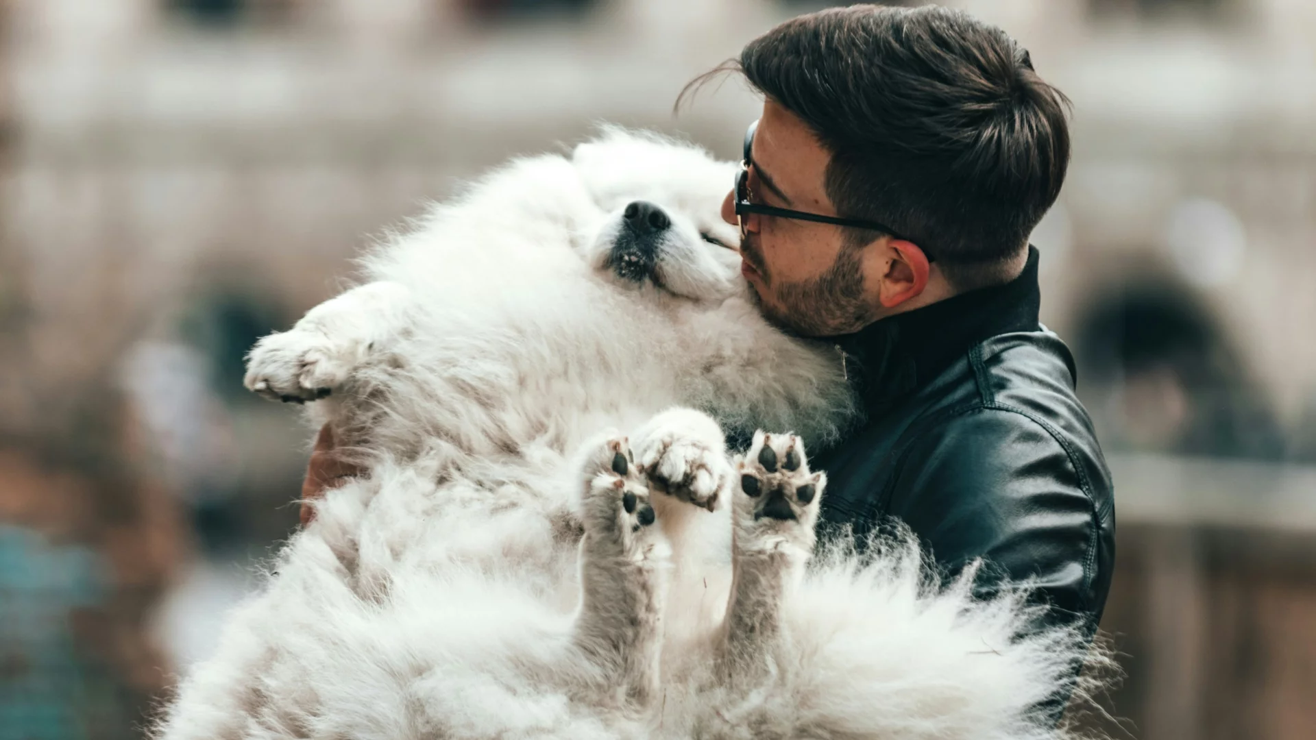 Oto 5 powodów, dla których życie z psem zmienia człowieka na lepsze. Nowe badanie Mężczyzna przytula swojego psa. Dzielenie życia z psem daje udowodnione naukowo korzyści