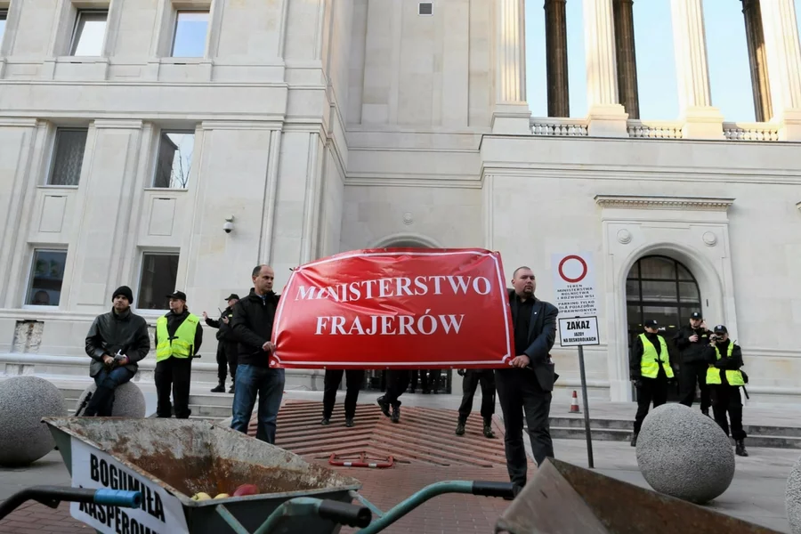 Zniesienie embarga, unijne rekompensaty lub interwencja rządu - to trzy najważniejsze scenariusze według sadowników.