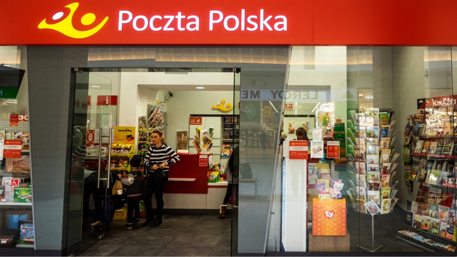 Prawie milion zł kary dla Poczty Polskiej. UODO nałożyło karę Placówka poczty polskiej. W srodku ludzie w zimowych ubraniach