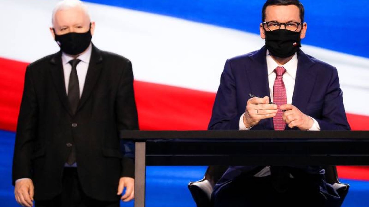 Premier Mateusz Morawiecki i Jarosław Kaczyński długo opowiadali o rozdawaniu pieniędzy w Polskim Ładzie.