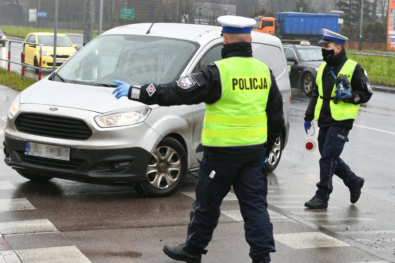 kontrola samochodu przez policjantów z wydziału ruchu drogowego