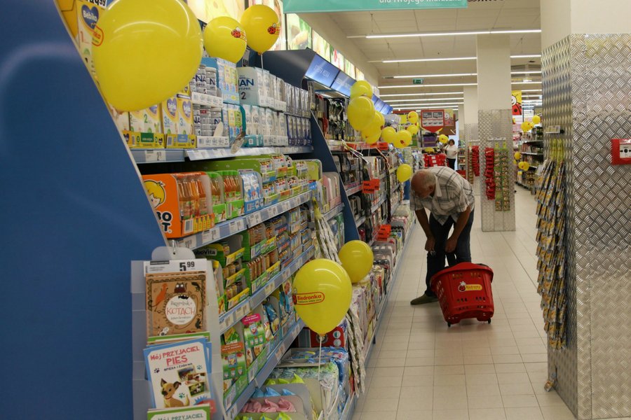 Co otwarte w niedziele? Sąd Rejonowy w Świeciu uznał, że sklep Biedronki może działać w niedziele w budynku, w którym nie ma kas, ani poczekalni dla pasażerów.