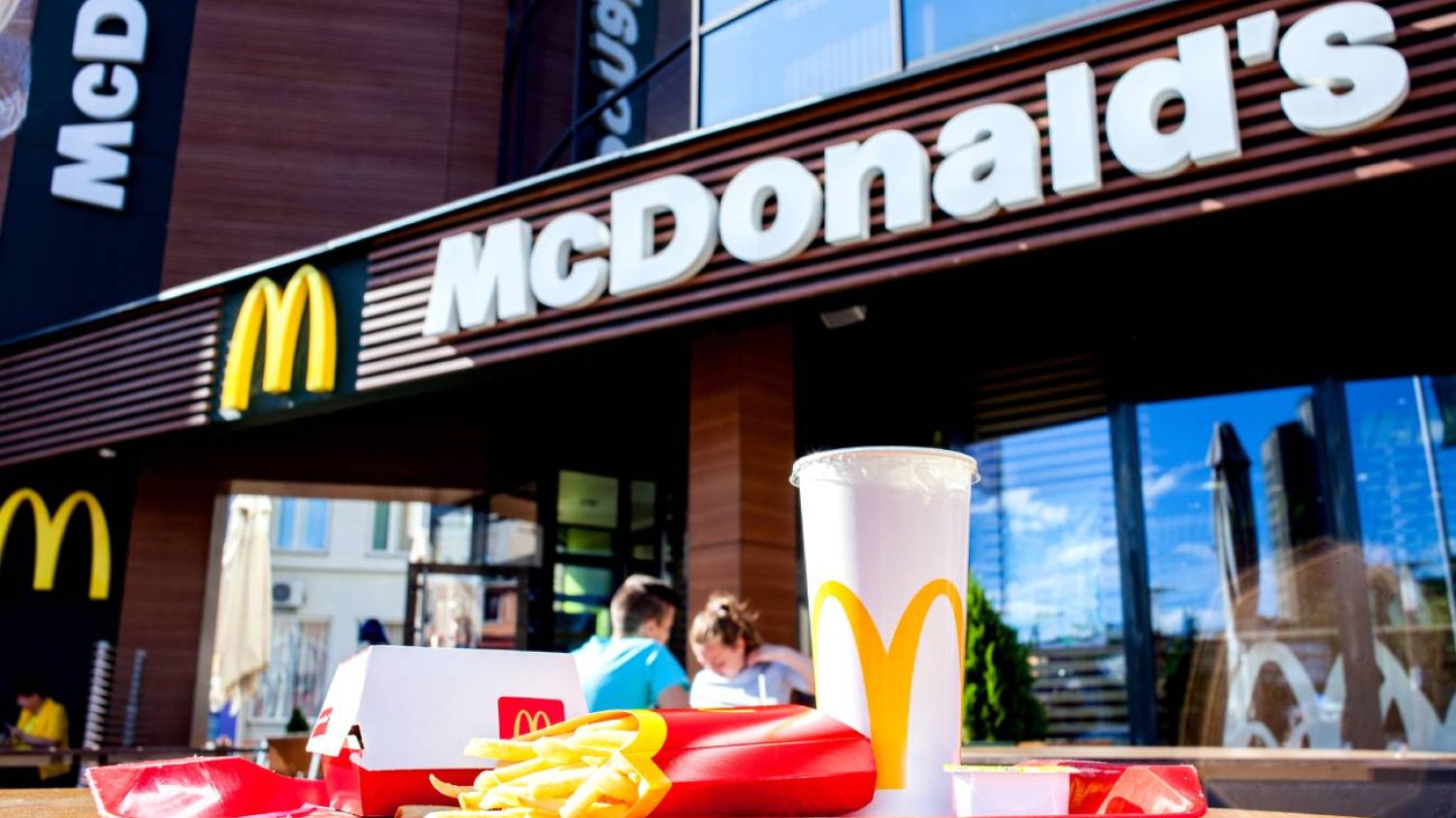 Taca z jedzeniem z McDonald's przed lokalem